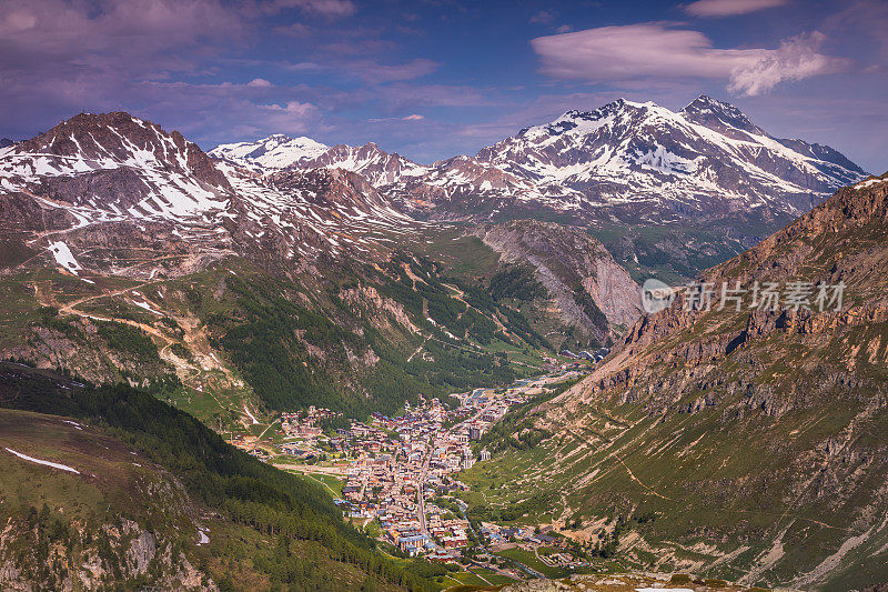 以上Val d'Isère滑雪胜地-田园诗般的高山景观在春天-法国阿尔卑斯山